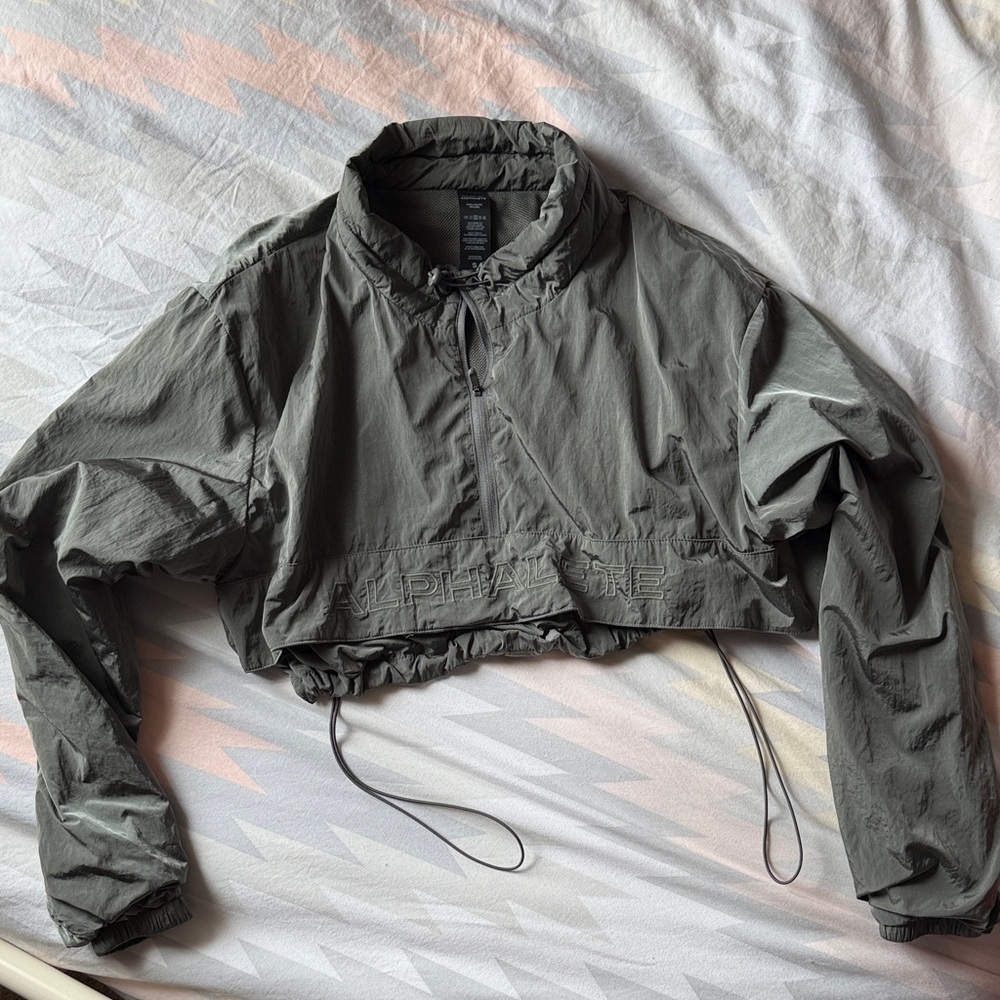 Alphalete Endure Cropped Jacket in Olive Green